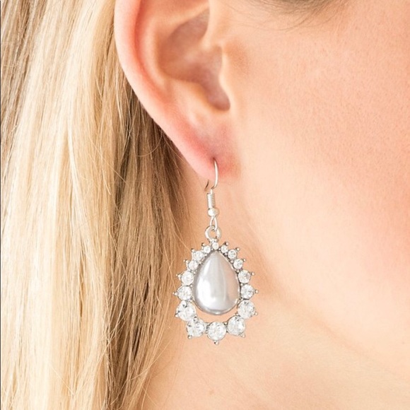 paparazzi Jewelry - Regal Renewal - White Earrings